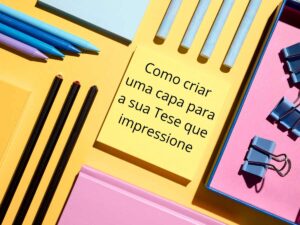 Materiais de escritório coloridos com um post-it escrito "Como criar uma capa para a sua Tese que impressione", simbolizando criatividade e organização.