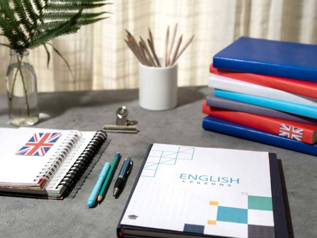 Estudante a segurar a bandeira do Reino Unido, simbolizando a redação do Projeto de Mestrado em inglês.