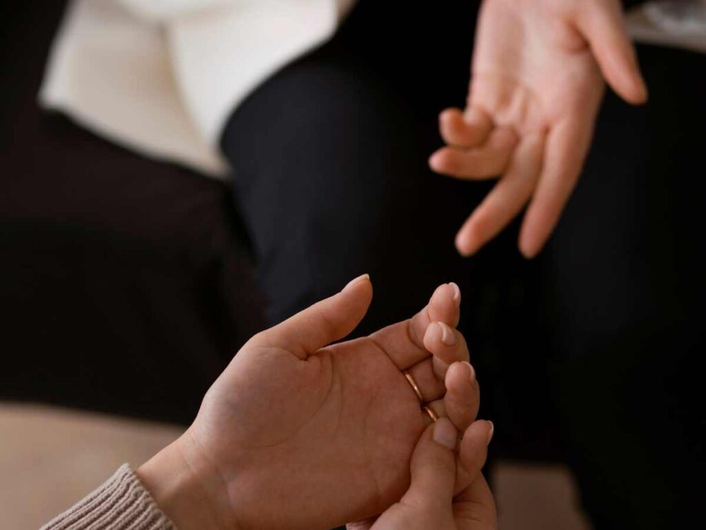 Mãos de duas pessoas em interação, simbolizando o aspecto relacional e terapêutico em Psicologia, importante para projetos de mestrado.