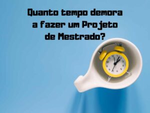 Relógio vermelho sendo segurado por duas mãos contra um céu claro, representando a importância do tempo na realização de um projeto de mestrado.