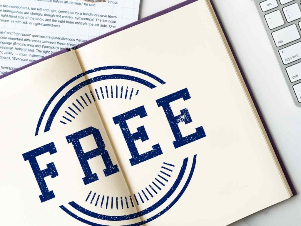 Imagem de um livro aberto com o texto 'FREE', relacionado a conteúdo acessível e direito autoral