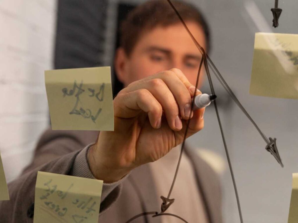 Estudante a organizar ideias e estrutura de uma tese universitária.