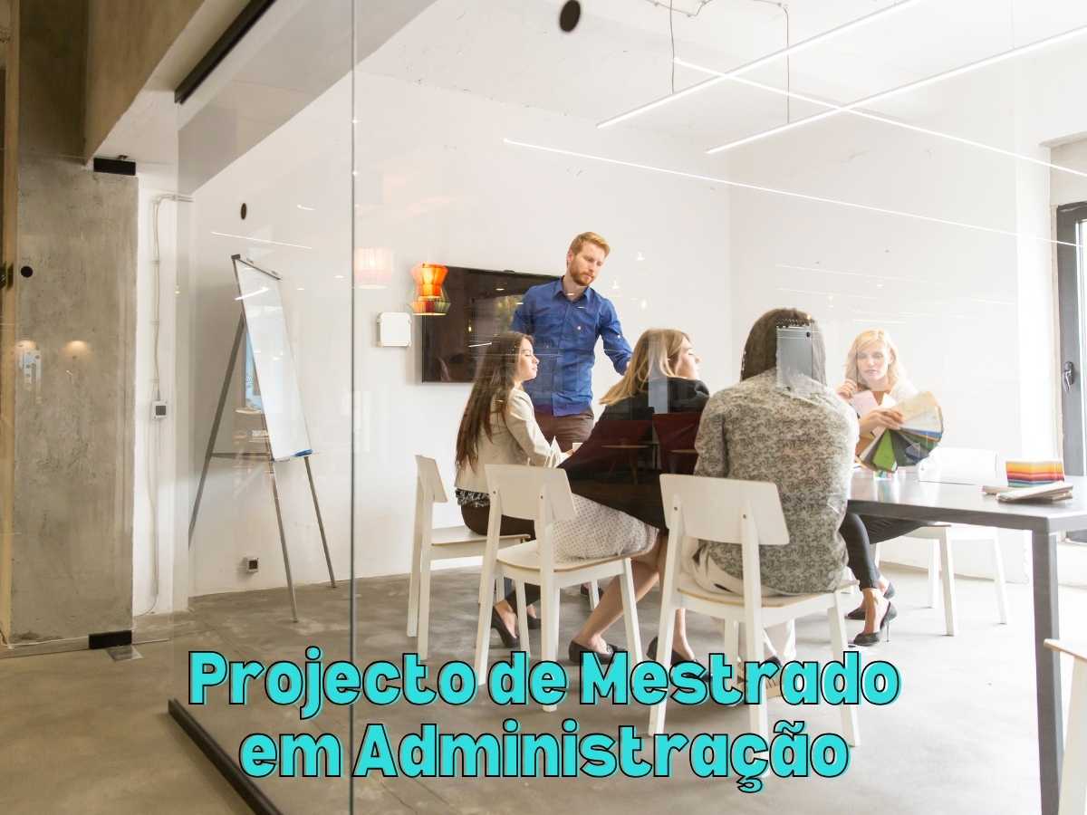 Estudantes a discutir ideias para um projecto de mestrado em administração numa reunião de grupo.