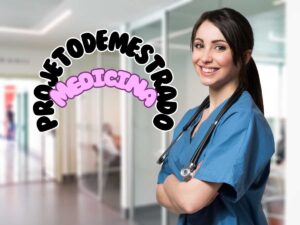 Estudante de medicina sorridente com estetoscópio em hospital, simbolizando o sucesso no projeto de mestrado em medicina.