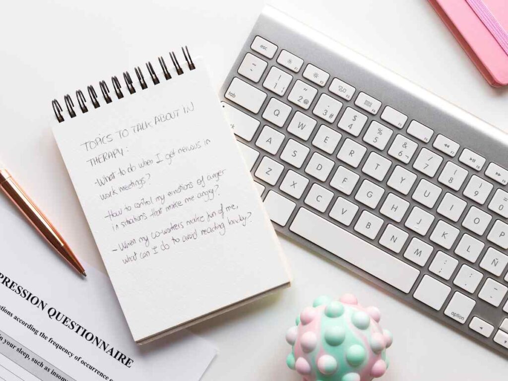 bloco de notas com tópicos e teclado, planeamento de TFC