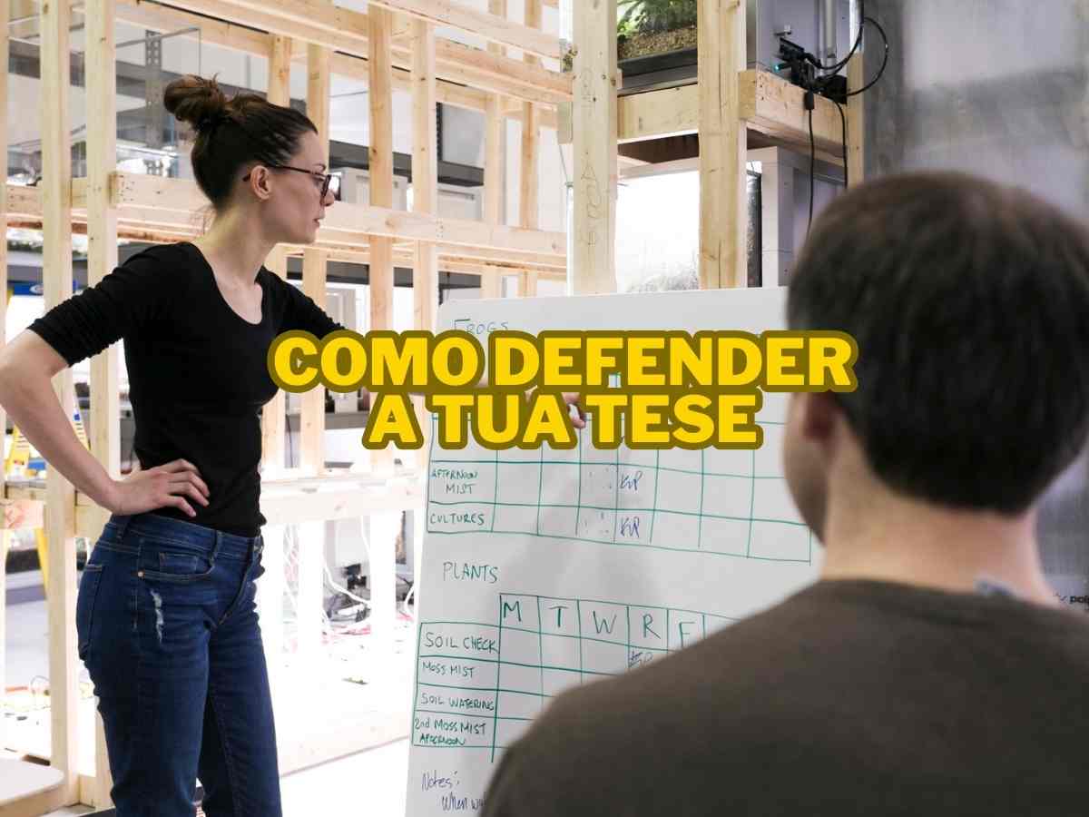 Imagem de pessoa apresentando sua tese para um comitê, simbolizando a defesa de tese com confiança