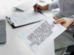 Pessoa segurando carta com a frase "Como escolher o título perfeito para o teu projeto de mestrado