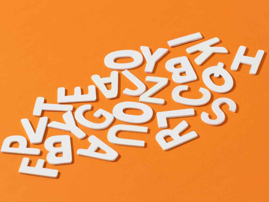 Imagem com letras dispostas formando a palavra 'TFC' sobre fundo laranja