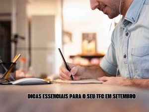 Homem escrevendo em caderno com fones de ouvido, em ambiente de trabalho