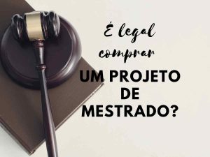Martelo de juiz e caderno sobre uma mesa, representando questões legais relacionadas a projetos de mestrado.