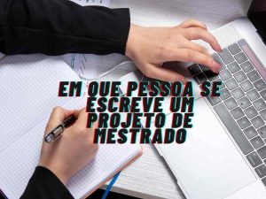 Imagem de pessoa escrevendo no teclado, refletindo sobre o estilo de escrita para um projeto de mestrado