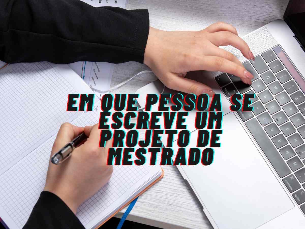 Imagem de pessoa escrevendo no teclado, refletindo sobre o estilo de escrita para um projeto de mestrado