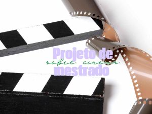 Claquete de cinema e filme desenrolando sobre fundo branco