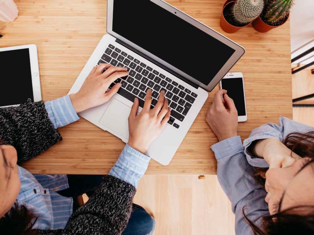 Imagem com o texto 'TFC SOB MEDIDA' sobre fundo colorido, destacando serviços personalizados