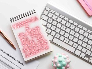 Imagem de bloco de notas e teclado, representando a revisão e verificação de plágio em documentos acadêmicos