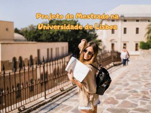 Estudante a caminhar no campus da Universidade de Coimbra enquanto prepara o seu Projeto de Mestrado.